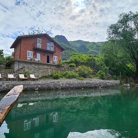 Borealis Guest House Koman Esterno foto