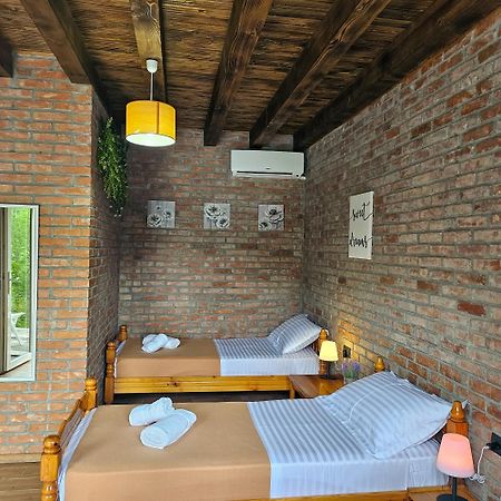 Borealis Guest House Koman Esterno foto