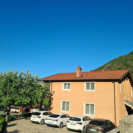 Borealis Guest House Koman Esterno foto