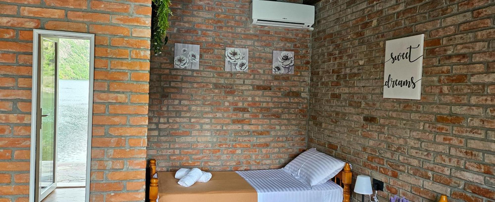 Borealis Guest House Koman Esterno foto