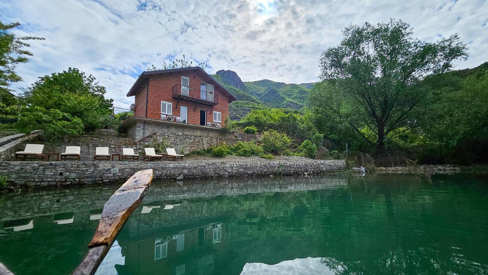 Borealis Guest House Koman Esterno foto