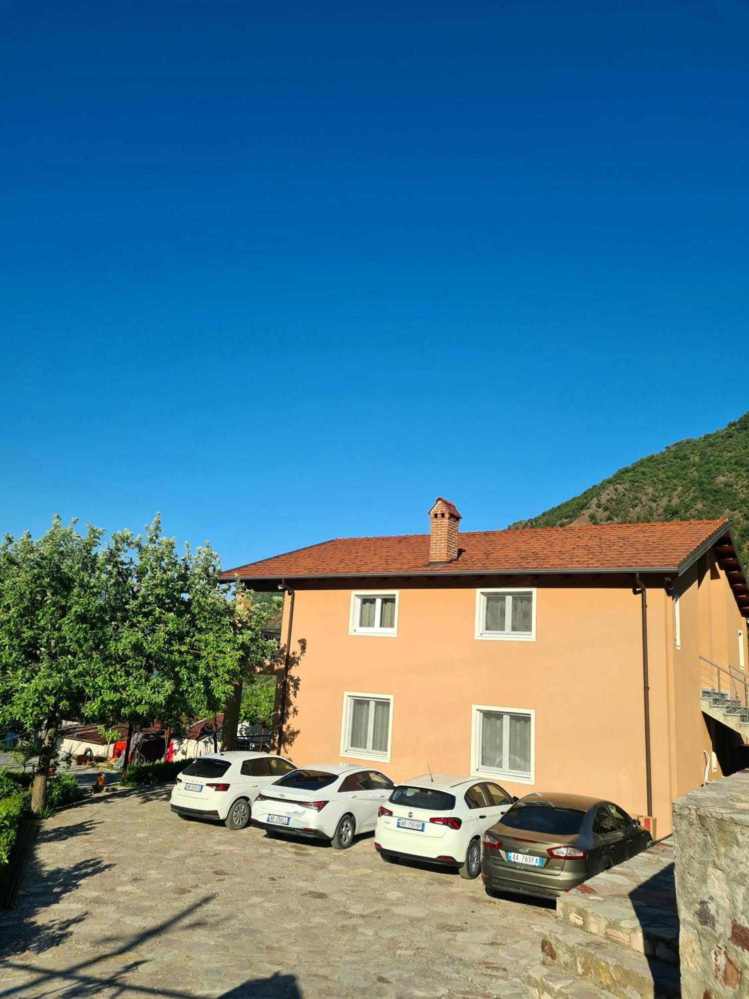 Borealis Guest House Koman Esterno foto
