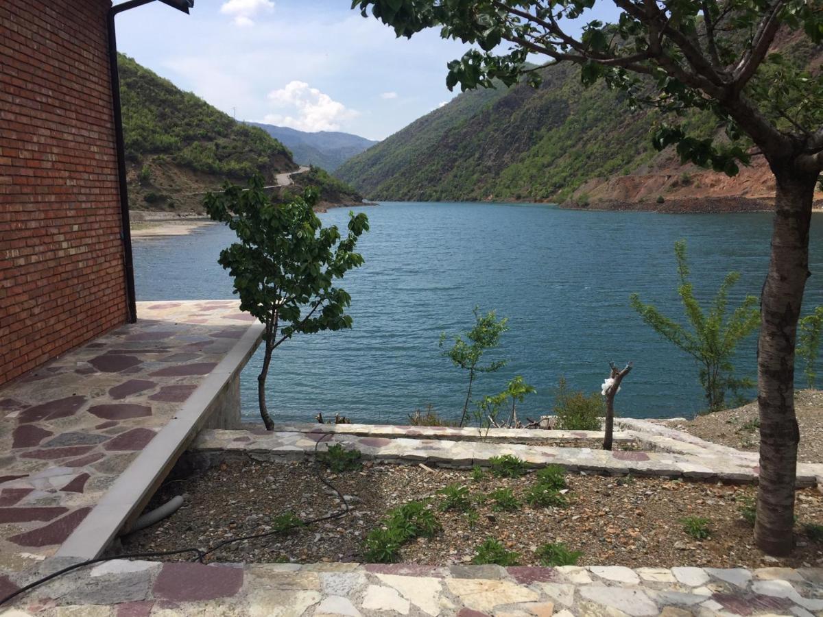 Borealis Guest House Koman Esterno foto