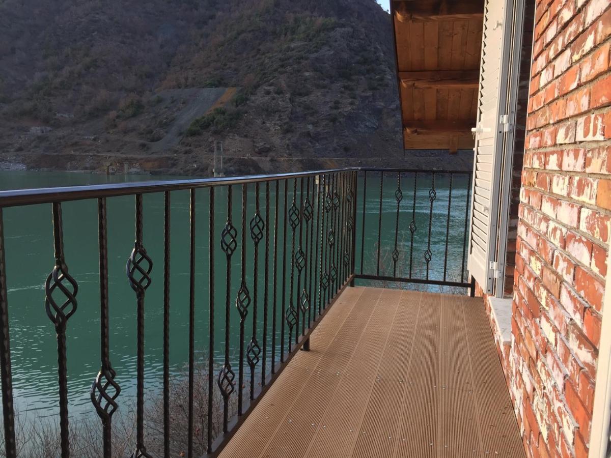Borealis Guest House Koman Esterno foto