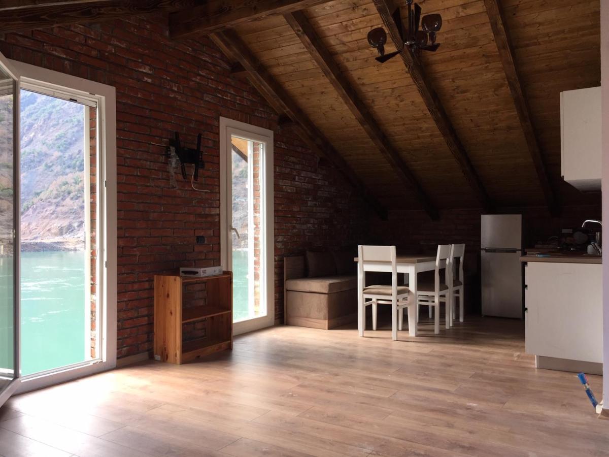 Borealis Guest House Koman Esterno foto