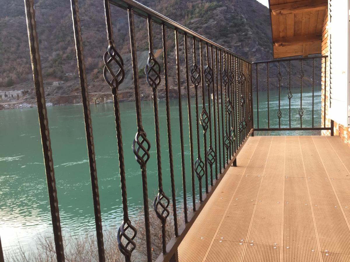 Borealis Guest House Koman Esterno foto